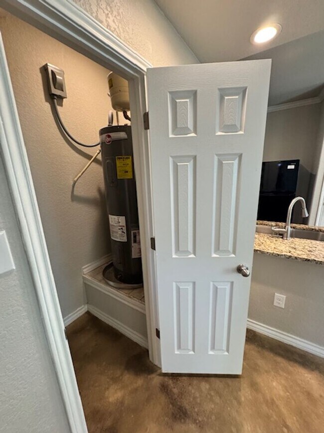 Building Photo - Elegant Townhome Ready for Move In - 3 BR 2.5 Bath - NE San Antonio (in Selma)