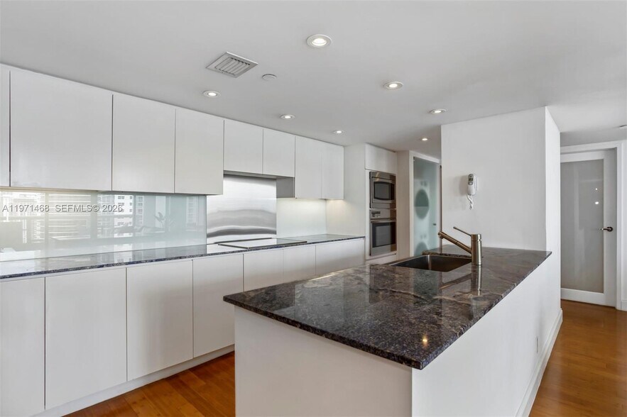 Building Photo - 1717 N Bayshore Dr