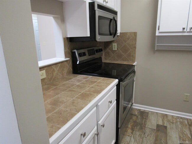 Building Photo - 6269 Bell Gables