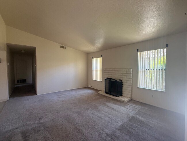Building Photo - 3 Bed, 2 Bath Home with 2-Car Garage in Quail Lake Area