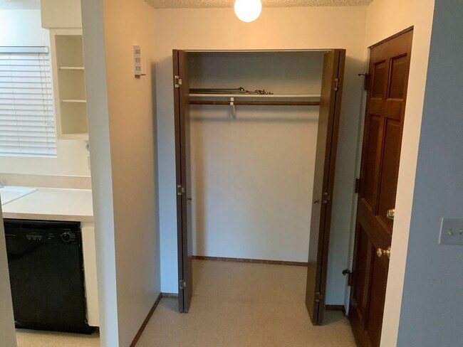 Building Photo - 1 Bedroom Condo in Southwest Eugene
