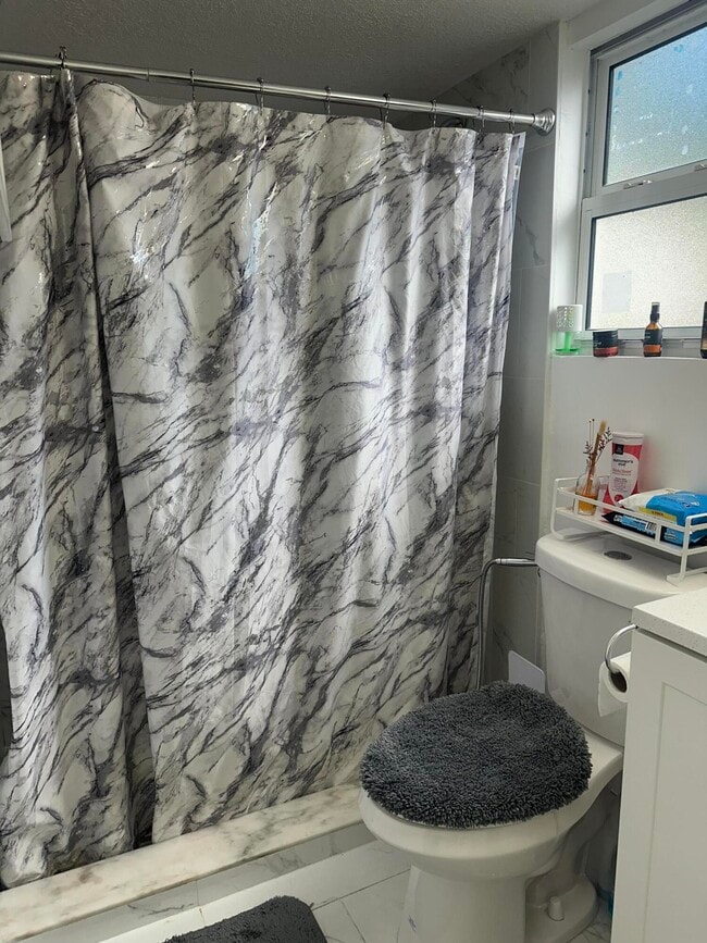 Building Photo - 626 S Pine St