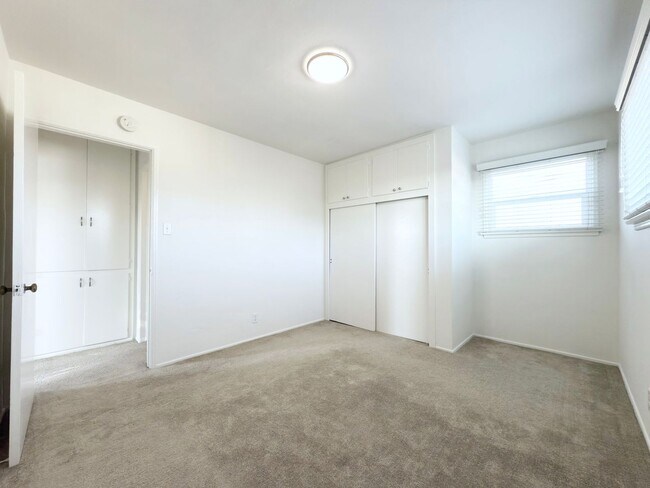 Building Photo - Across From The Beach in South O!