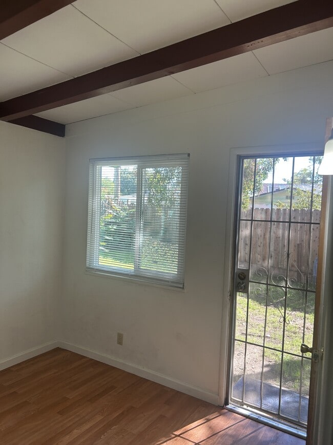 Building Photo - 402 Helen Ave