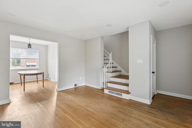 Building Photo - Charming 2-Bedroom Townhome Beautifully Updated and Convenient