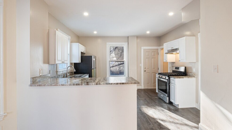 Building Photo - 32 Robinson St