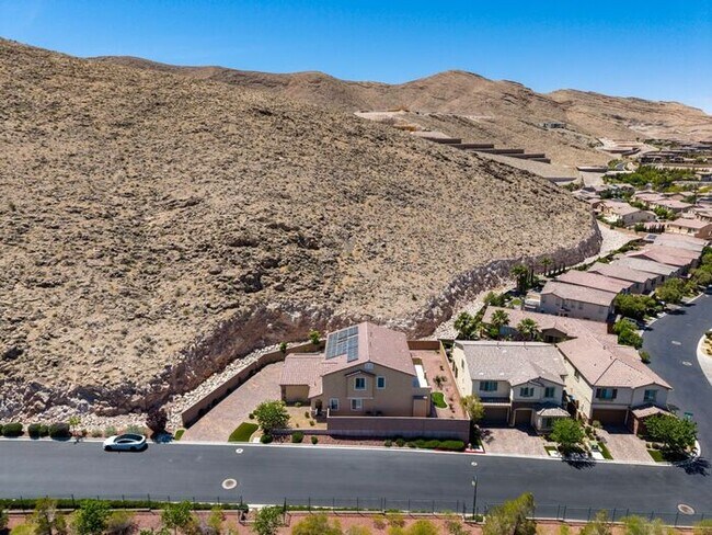 Building Photo - Beautiful Next-Gen Home with Private Entry Suite & Spacious Backyard * MOVE IN SPECIAL*