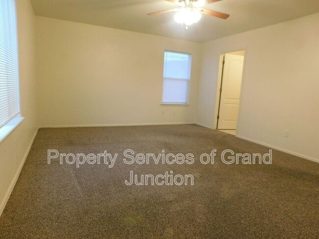 Building Photo - 3132 Shamrock Dr