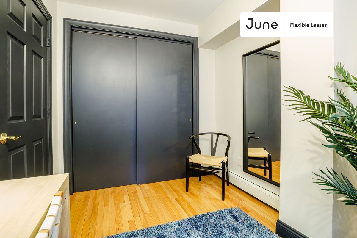 Building Photo - 356 W 39th St