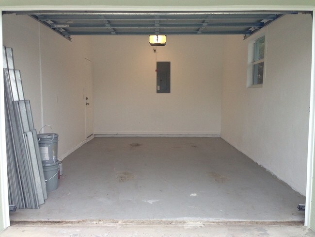 Building Photo - 1731 Lavue Ave