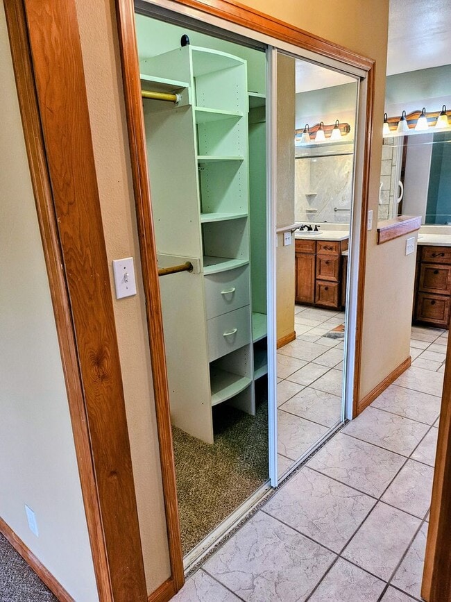 Building Photo - ALL PROSPECTIVE TENANTS MUST SUBMIT A $58 ...