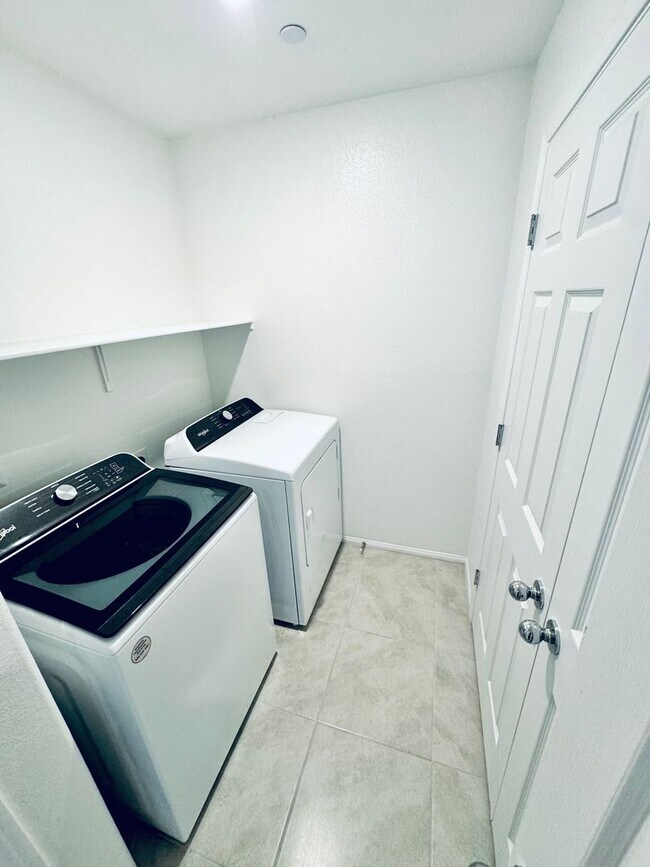 Building Photo - AMAZING, CORNER LOT, UPGRADED TOWNHOME IN "HENDERSON!!"  NEXT DOOR TO COMMUNITY DOG PARK!!