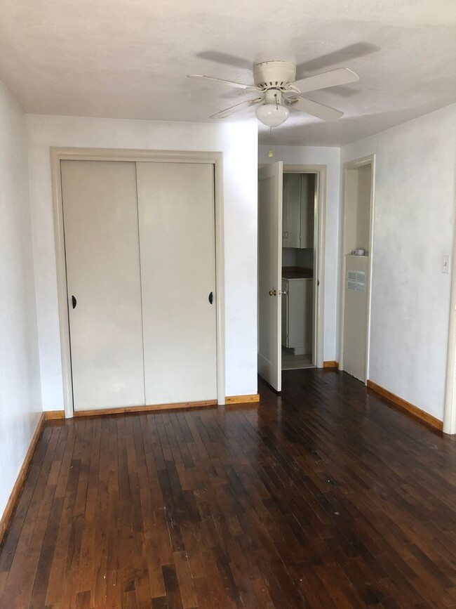 Building Photo - 1-Bedroom, 1-Bath Apartment with Retro Cha...