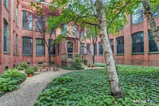 Building Photo - 25 Grand St