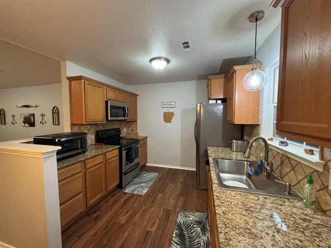 Building Photo - 6 Hart Ln