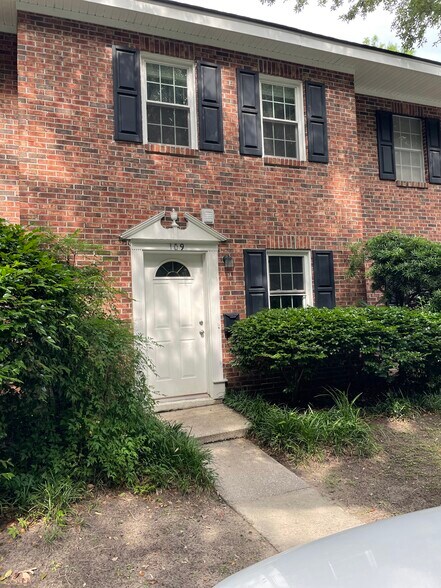 Front of townhome - 109 Heritage Cir