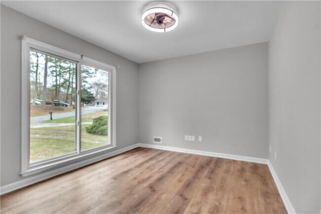 Building Photo - 4497 Glenforest Dr NE