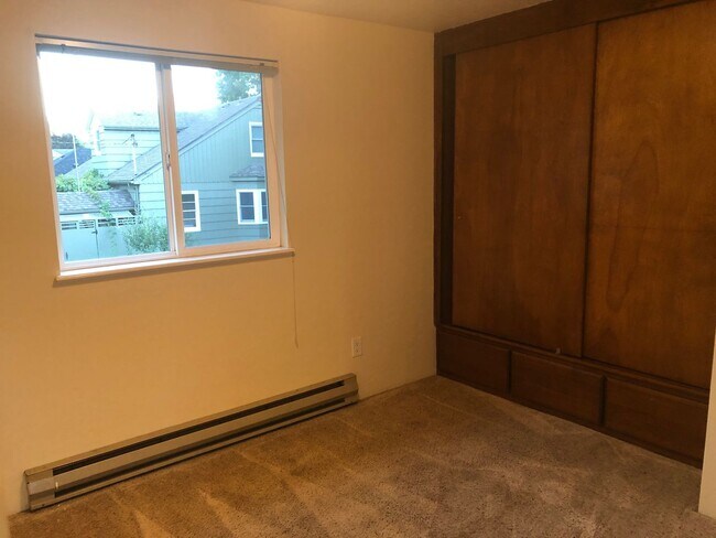 Building Photo - 486/488 W. 18th Ave