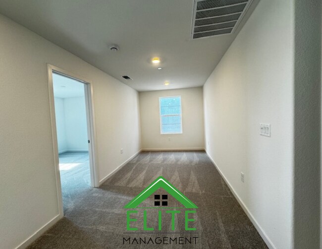 Building Photo - Beautiful 4 Bedroom, 3 Full Bath Two Story One year Old Home