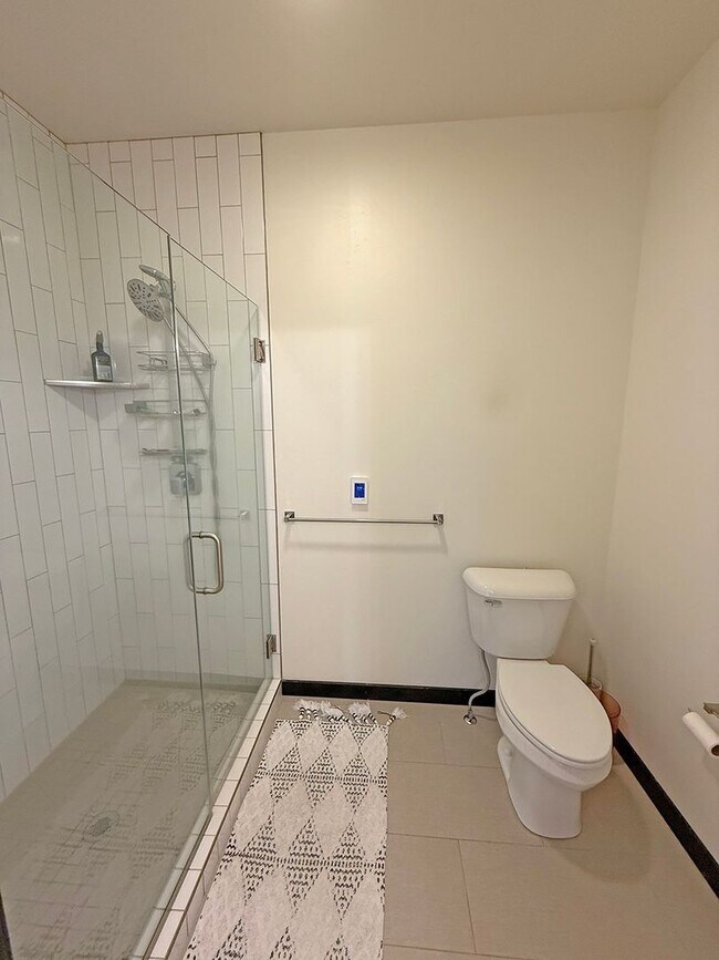 Building Photo - Modern Three Bedroom Townhome with Air Conditioning