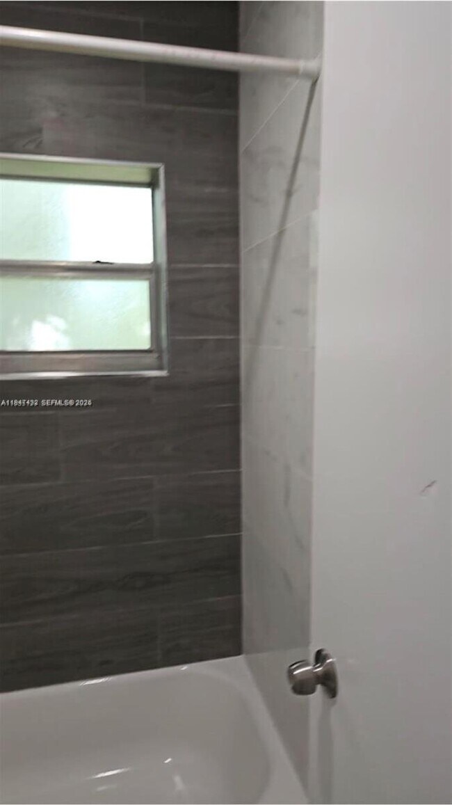 Building Photo - 1860 Venice Park Dr