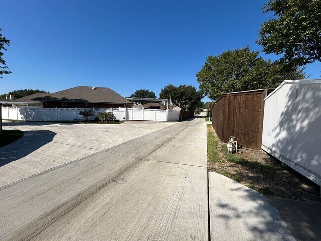 Building Photo - Suburban Gem