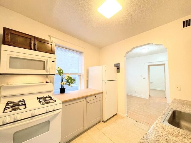 Building Photo - 2747 Pestalozzi St