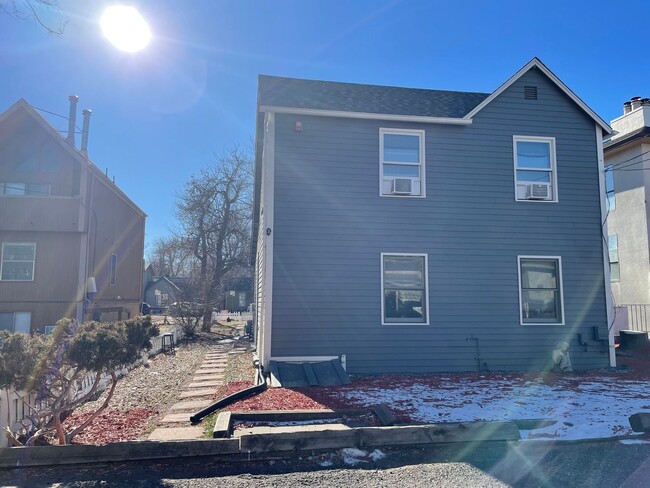 Building Photo - Goss Street Duplex