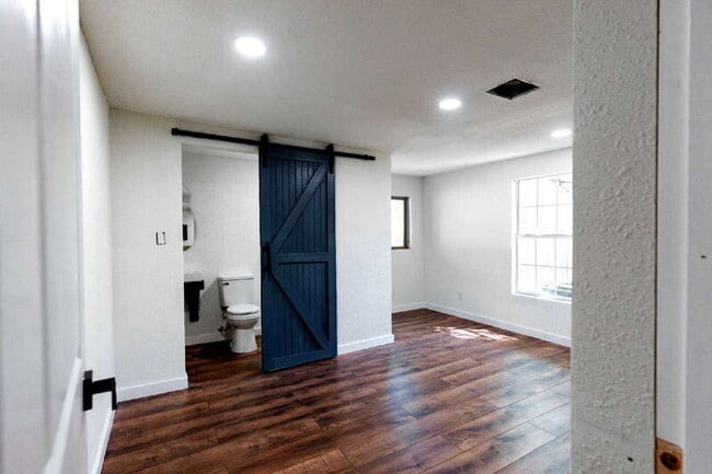 Building Photo - 146 Leroux St