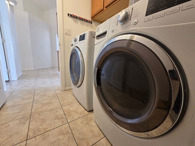 Building Photo - Charming & Spacious Las Vegas Home with Prime Location and Endless Potential