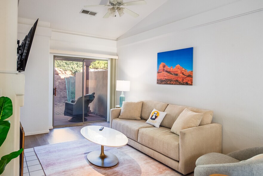 Building Photo - 102 Pine Leaf Ln