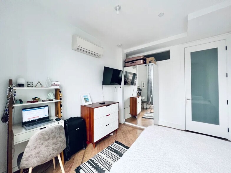 Building Photo - Furnished room/NOT APARTMENT