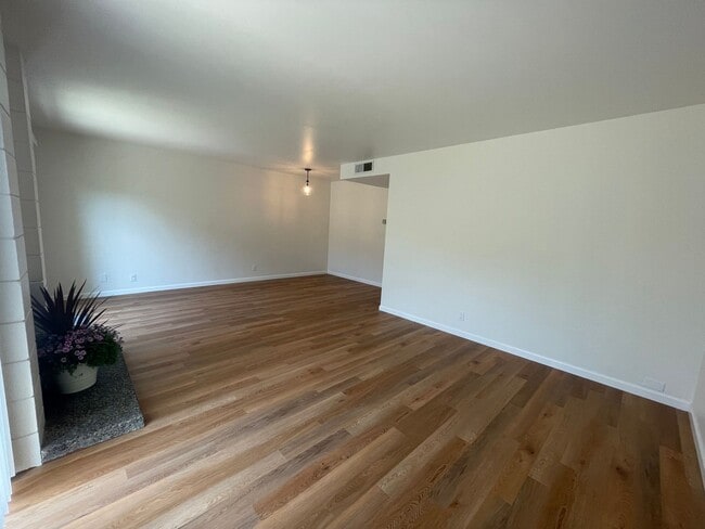 Building Photo - 1033 Fontana Dr