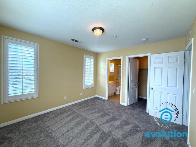 Building Photo - 810 Harbor Cliff Way