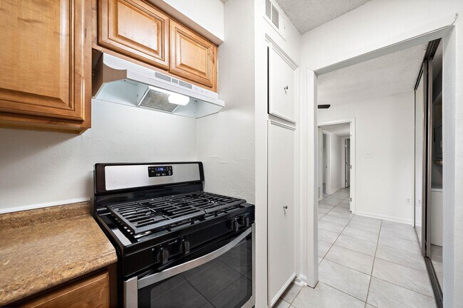 Building Photo - 711 Holiday Dr