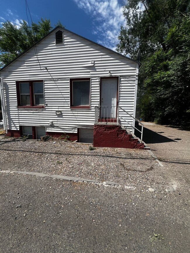 Building Photo - 528-528 E Putnam St