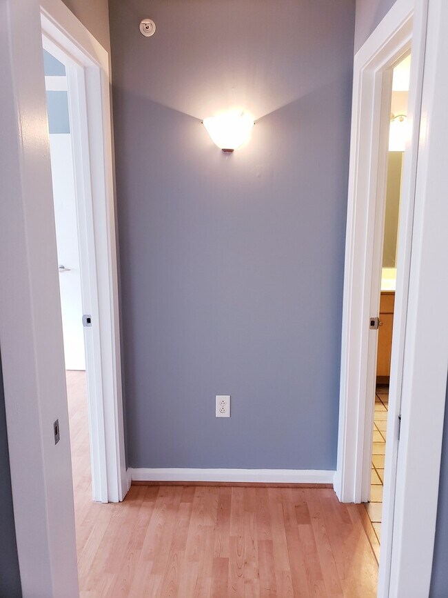 Building Photo - 1 bedroom condo conveniently located in up...