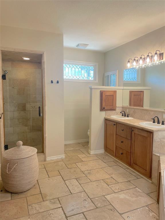 Building Photo - 806 Rock Creek Dr