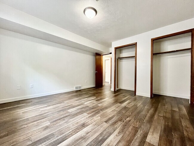 Building Photo - Four Bedroom Duplex in Kentwood