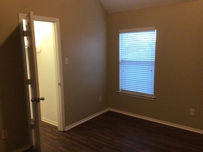 Building Photo - 2718 Lakecrest Way Dr