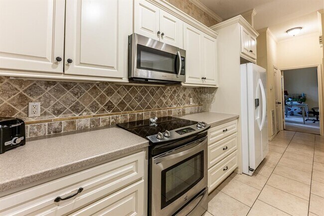 Building Photo - 422 River Oaks Dr