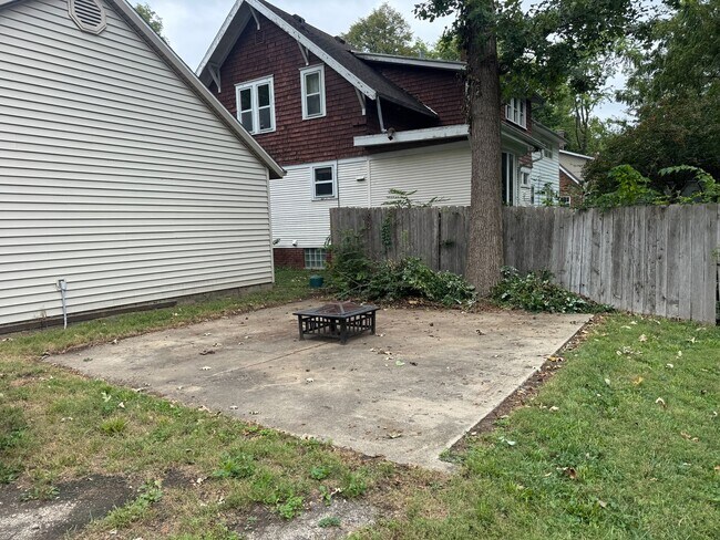 Building Photo - 1004 S Busey Ave
