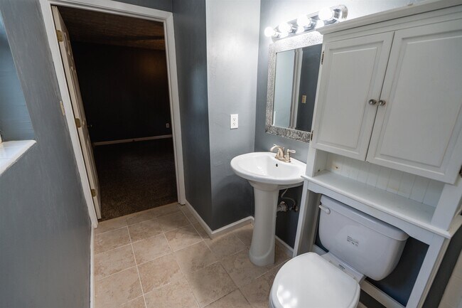Building Photo - 2013 Shady Oaks Dr