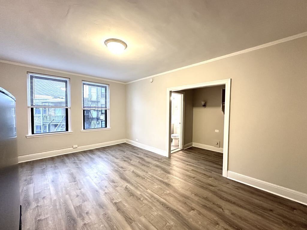 Building Photo - 3335 W Diversey Ave