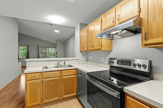Building Photo - 2230 Ranchview Ln N