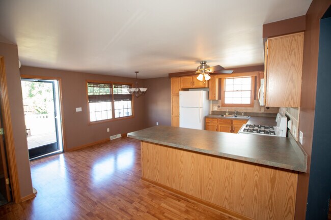 Kitchen - 250 Lyndale Ave
