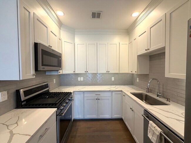 Building Photo - 966 Hyde Park Ave