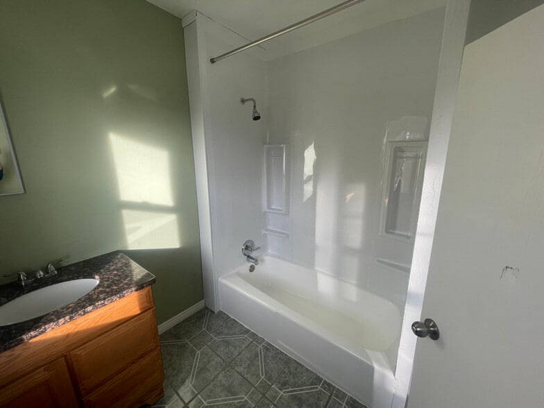 Building Photo - 319 W 14th St