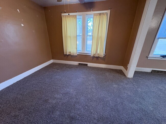 Building Photo - 325/327 3rd St NE