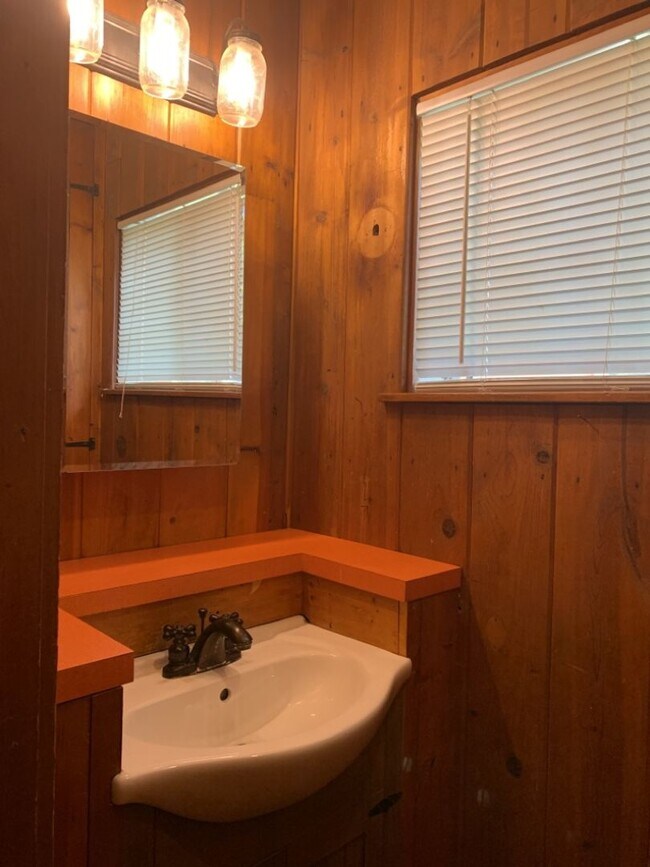 Building Photo - STUDENTS WELCOME! Cozy 1-Bedroom Bungalow w/ Garden and Detached Studio